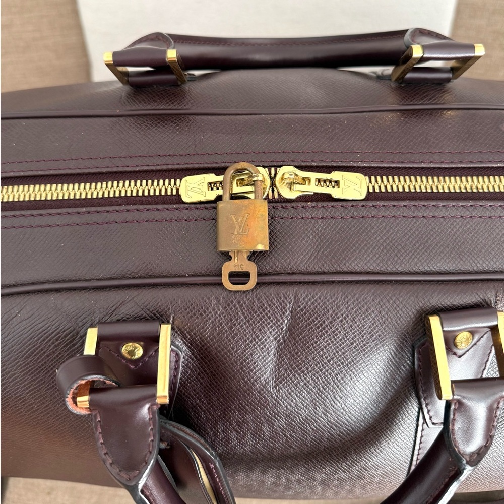 Authentic LOUIS VUITTON Taiga Kendall PM burgundy leather unisex travel bag - Picture 12 of 16